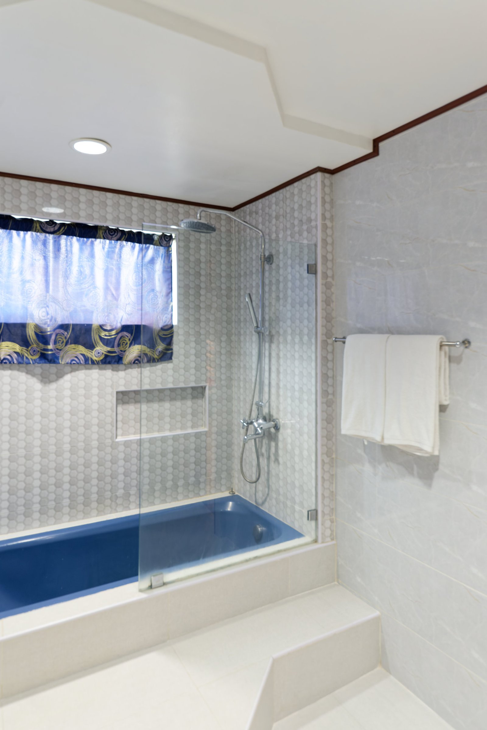 Room 207 Bathroom3
